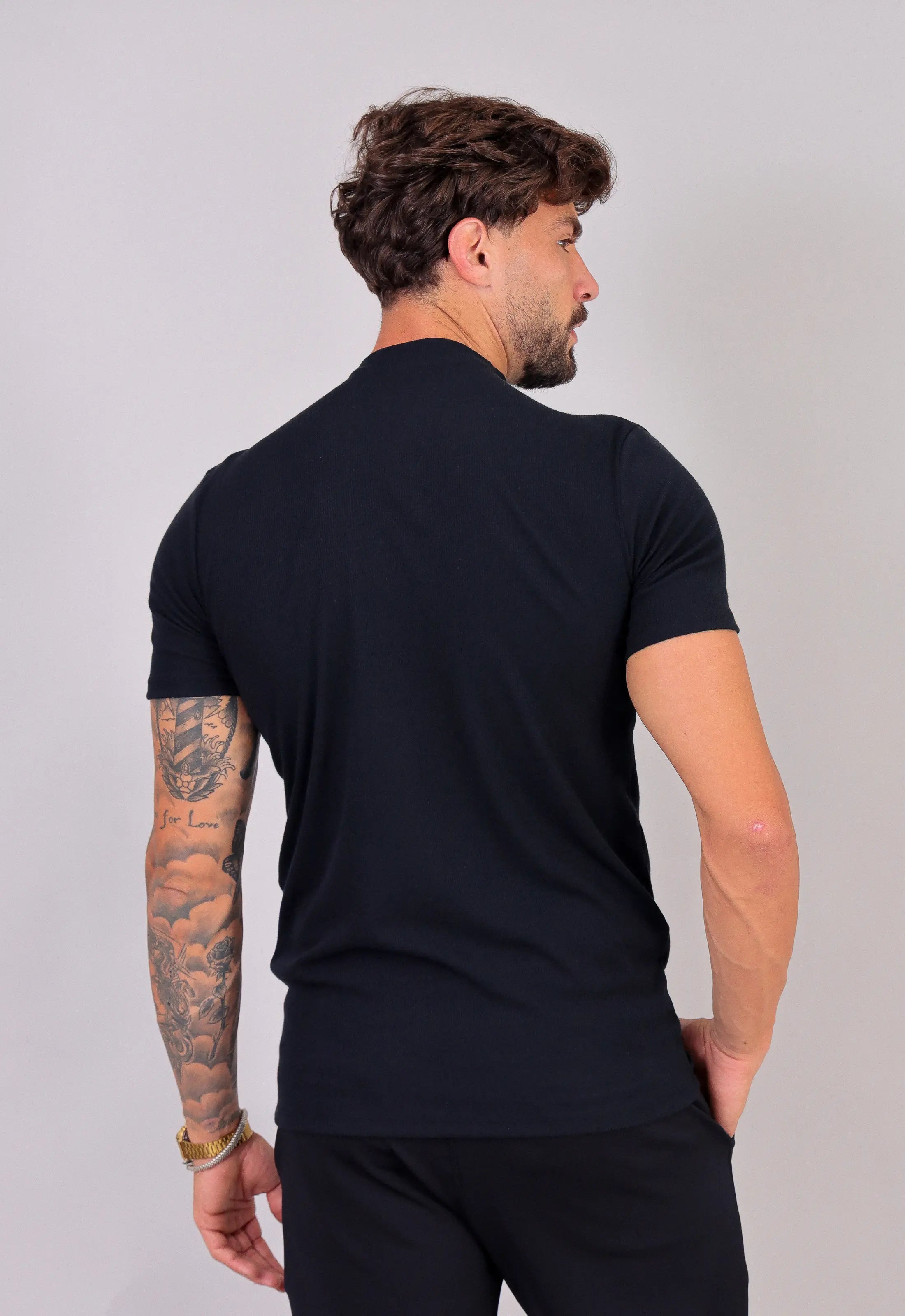 Camiseta Slim Gola Média Preta